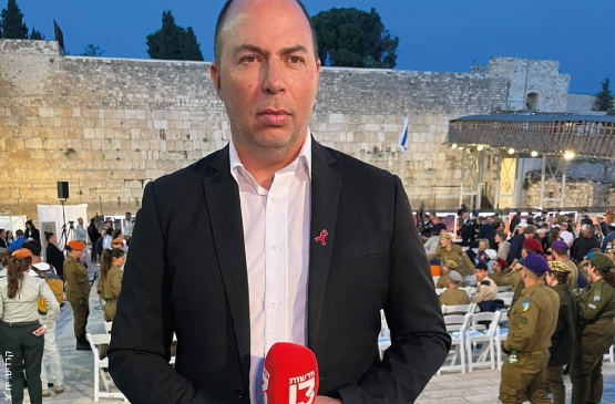 תמונת מופע: שיחה על הבמה עם אור הלר