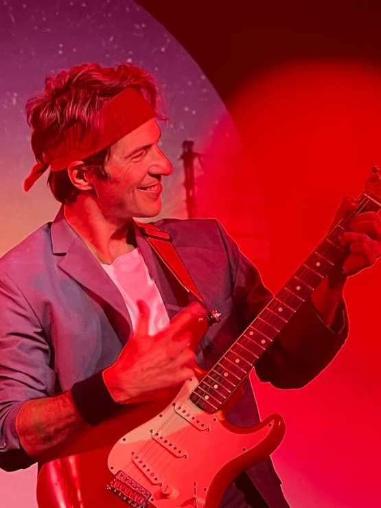 תמונת מופע: מחווה ל-DIRE STRAITS דייר סטרייט-שישי בערב